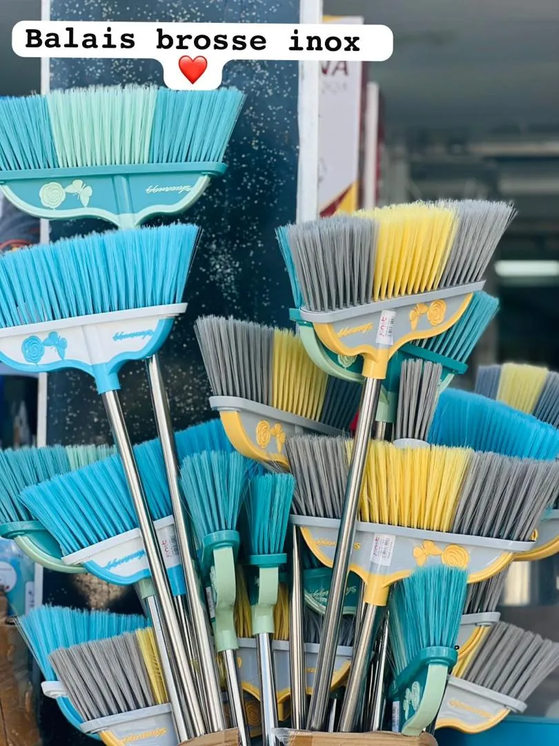 Présentoir de balais en boutique Africa Plastique