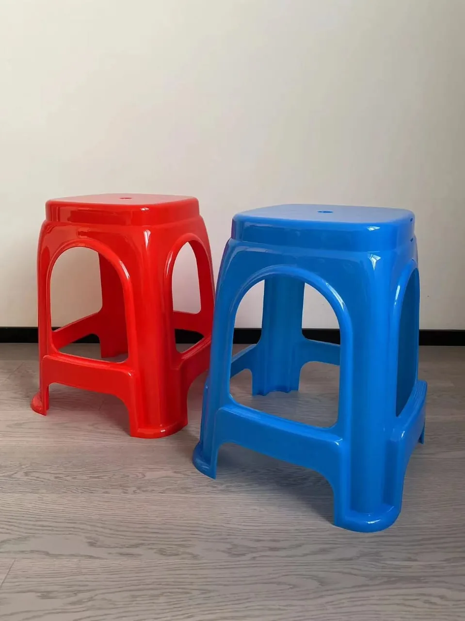 Tabourets en plastique empilables
